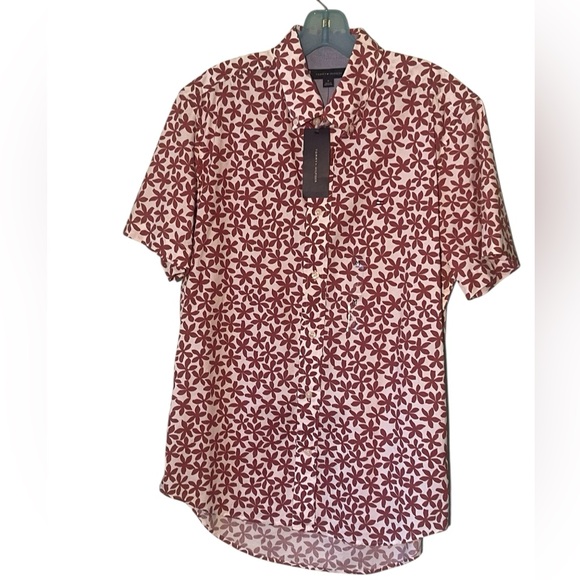 NWT- Tommy Hilfiger floral short sleeve shirt. Size medium - Picture 7 of 11